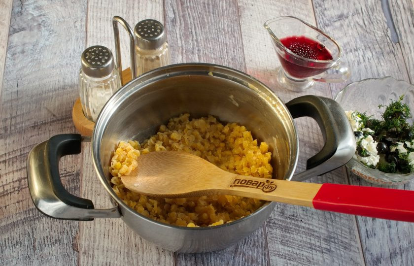 1. Этап. Макароны Орзо с чечевицей и сыром: 3. Чечевицу залейте водой, доведите до кипения, уменьшите огонь, закройте крышкой. Варите чечевицу до мягкости, примерно 10-15 минут. Слейте воду, отставьте в сторону остывать.