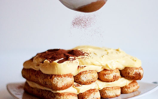 1. Этап. Тирамису (быстро и вкусно): 8. Десерт почти готов. Осталось только присыпать сверху какао и по желанию добавить немного шоколада. Приятного аппетита!