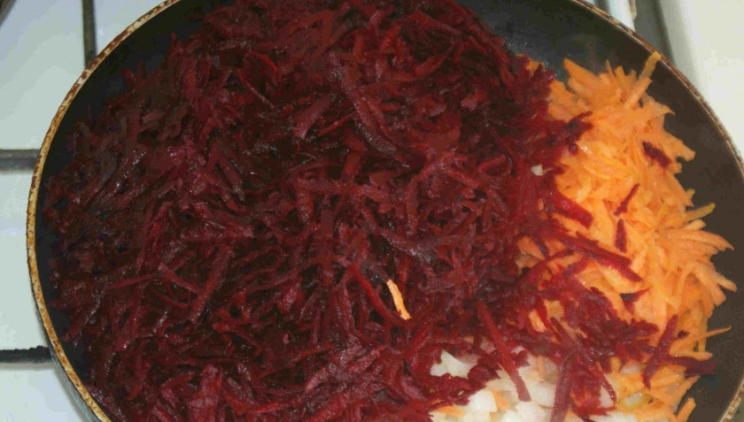 1. Этап. Свекла, тушенная с яблоками: Сковороду ставим на средний огонь, наливаем подсолнечное масло. Овощи выкладываем на сковородку и обжариваем около 15 минут. В течение жарки огонь чуть убавляем, чтобы масса не подгорела.