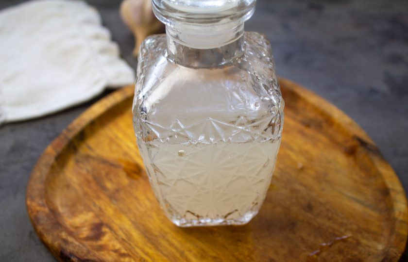 1. Этап. Настойка чеснока на спирту: Налейте чесночную настойку в графин или банку и храните в холодильнике или в темном прохладном месте.