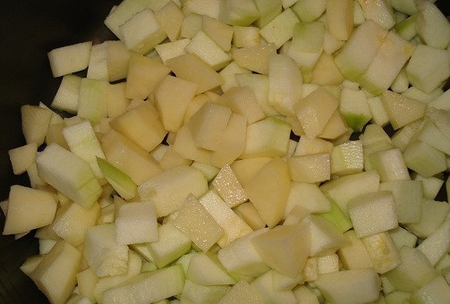 1. Этап. Кабачки с капустой в мультиварке: Для начала промываем кабачок, срезаем с него кожуру, удаляем семена и нарезаем его кубиками. Картофель также чистим, промываем и нарезаем кубиками, выкладываем овощи в чашу мультиварки.