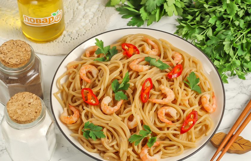 1. Этап. Паста с креветками а-ля по-японски: Промойте горький перец и кинзу или петрушку. Нарежьте красный перец ломтиками. Если хотите избавиться от лишней горечи, то удалите семена. Выложите горячую пасту на тарелку и украсьте ее ломтиками перца и свежей зеленью. Подайте к столу.