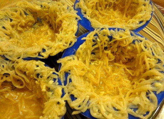 1. Этап. Тарталетки из картофеля: Теперь выкладываем картофельную массу в формы. Не стоит делать слишком толстый слой, если оставите небольшие дырочки, то получится красивые ажурные тарталетки.