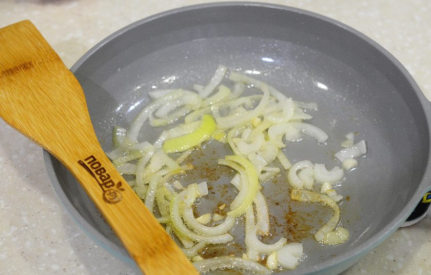 1. Этап. Индейка с овощами в духовке: 5. Лук нарежьте полукольцами и обжарьте в той же сковороде, где жарили индейку.