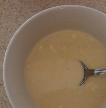 1. Этап. Булочки-кролики с яблочным пюре: 1. Готовим опару из воды, части муки (пшеничная и кукурузная) и дрожжей. Неплотно закрываем крышкой и оставляем в теплом месте.