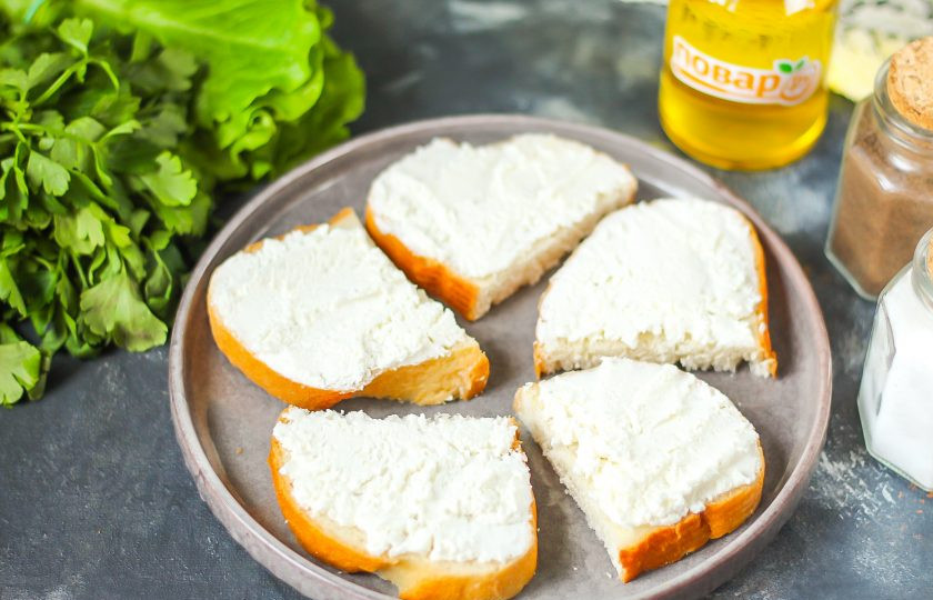 1. Этап. Бутерброды с печенью трески и творожным сыром: Смешайте творожный сыр с майонезом любой жирности и обмажьте хлебную основу.