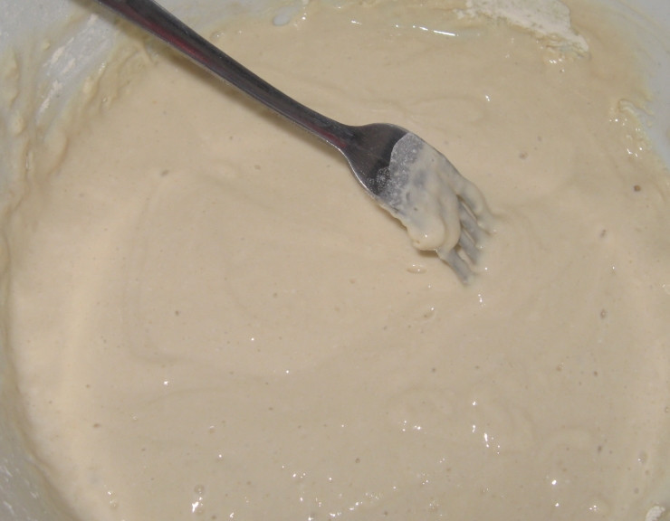 1. Этап. Тесто для жареных пирожков: Разведите дрожжи в небольшом количестве кефире, добавьте муку, соль и сахар. Пускай постоит минут 20.