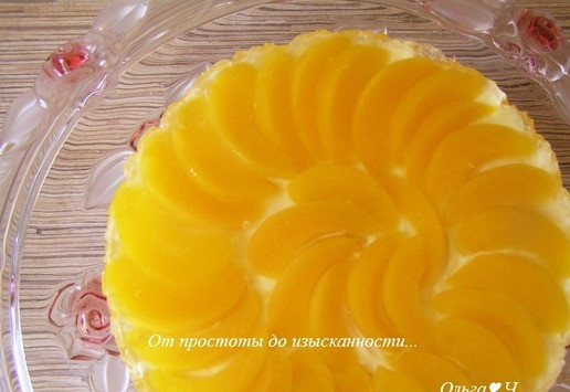 1. Этап. Торт Осенний поцелуй после жаркого лета: Готовый торт аккуратно выньте из формы, снимите пленку.