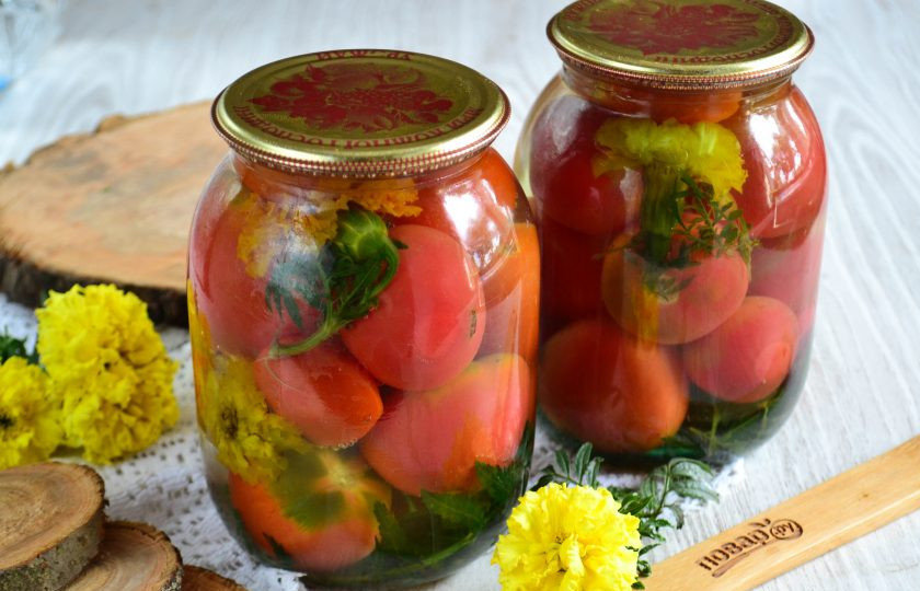 1. Этап. Помидоры с бархатцами на зиму: В каждую банку влейте 1 ст. л. столового уксуса, затем залейте доверху маринадом и закатайте баночки металлическими крышками. Переверните, чтобы убедиться, что банка не протекает. Оставьте баночки до полного остывания.
