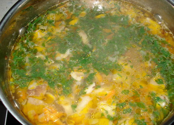 1. Этап. Суп из белых грибов свежих: Затем добавьте в суп зажарку, лавровый лист, посолите и поперчите по вкусу.