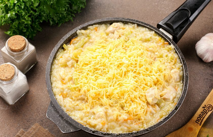 1. Этап. Ризотто с кабачками и курицей: Затем добавьте тёртый сыр и перемешайте в последний раз.