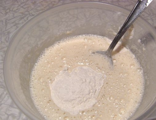 1. Этап. Печень в пиве: В глубокую миску наливаем холодное пиво, добавляем соль и постепенно всыпаем муку. Нам необходимо, чтобы тесто было достаточно жидким. Взбиваем его до однородной массы.