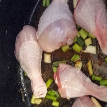 1. Этап. Курица, запеченная. в мисо-имбирном соусе: Добавить куриные голени и щедро обвалять их в смеси.