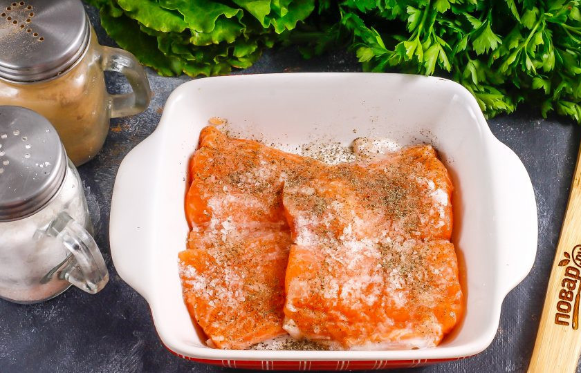 1. Этап. Засол красной рыбы с водкой: Присыпьте солью и молотым черным перцем со всех сторон.