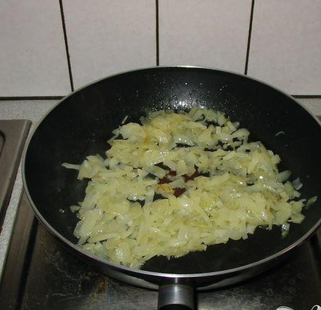 1. Этап. Картофель по-испански: 2. Влить оливковое масло в сковородку и разогреть на среднем огне. Добавить лук и чеснок. Готовить 5 минут, часто переворачивая лук, пока он не станет прозрачным. Добавить паприку, чили, тмин, красный винный уксус и мешать около минуты.