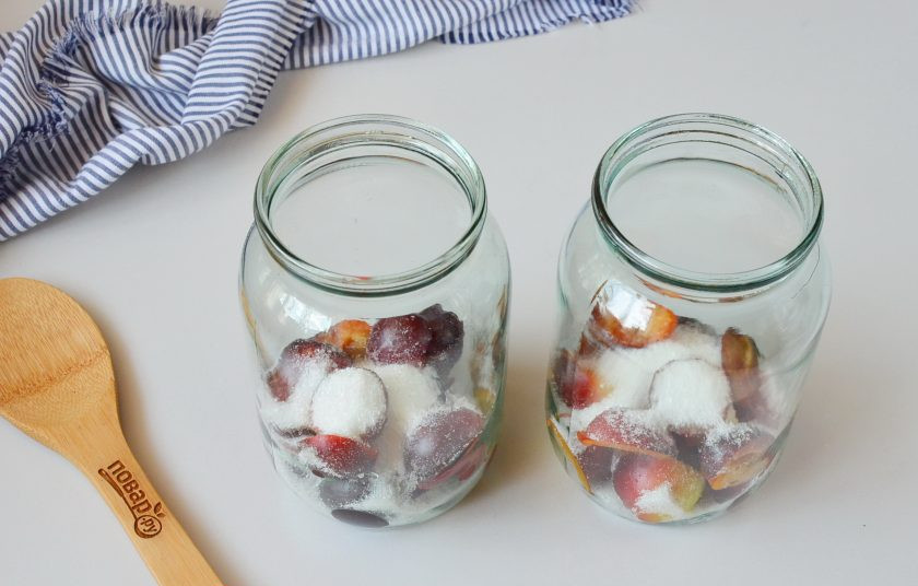 1. Этап. Сливовый компот на зиму: Всыпьте сахар.