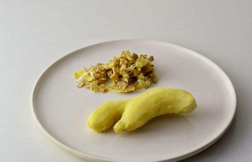 1. Этап. Имбирь маринованный: Соскоблите с имбиря кожуру ложкой.