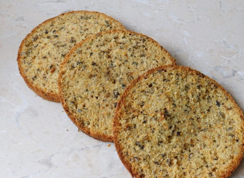 1. Этап. Английский морковный торт: Готовый бисквит остудите и уберите в холодильник на ночь, обернув его пищевой пленкой. Затем разрежьте его на 3 коржа.