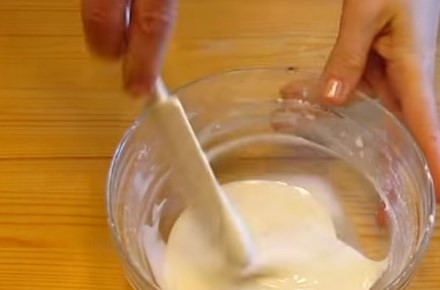 1. Этап. Глазурь для кулича лимонная: 2. Из лимона выжмите сок, процедите его через мелкое ситечко или хлопковую ткань. Продолжайте взбивать, постепенно добавляя лимонный сок.