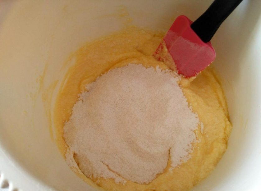 1. Этап. Винный кекс из двух видов шоколада: Отдельно соедините муку с разрыхлителем и, просеивая смесь, постепенно всыпьте её во взбитую масляно-яичную массу. Перемешивайте тесто снизу вверх ложкой или силиконовой лопаткой.