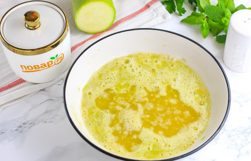 1. Этап. Печенье из кабачков с овсяными хлопьями: Растопите сливочное масло и влейте его в кабачковую массу, быстро перемешайте.