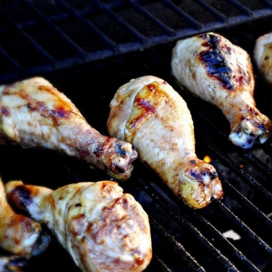 1. Этап. Куриные голени в глазури из джема: Готовим примерно 25-30 минут при той же температуре, время от времени переворачиваем.