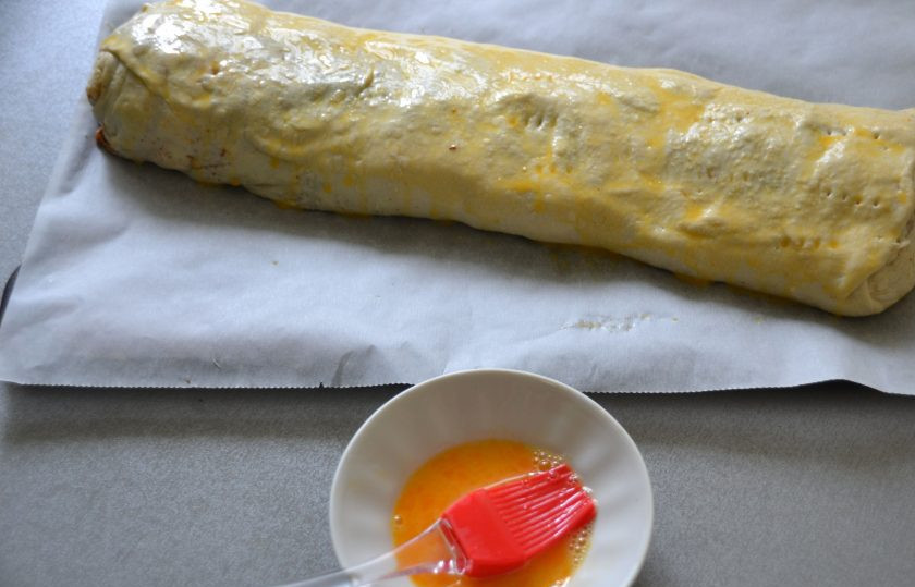 1. Этап. Штрудель со сливой: Смажьте штрудель перед выпечкой взбитым яйцом, выпекайте при температуре 180 градусов 35-40 минут.