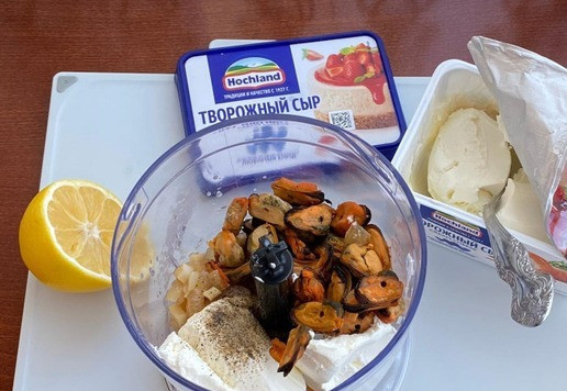 1. Этап. Паштет из копченых мидий: Переложите с чашу блендера : творожный сыр ТМ 