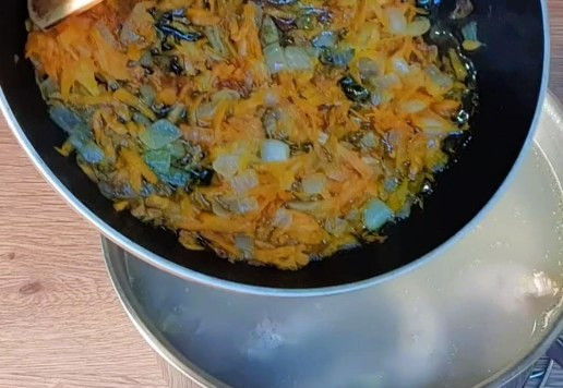 1. Этап. Cуп из куриных шеек с рисом: 7. Сразу всыпать обжаренные овощи, перемешать и готовить ещё 5 минут после закипания.