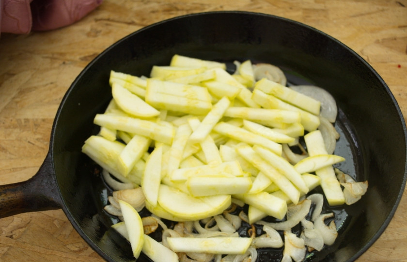 1. Этап. Пирог с курицей и цукини: На растительном масле обжарить репчатый лук. Затем к луку добавить цукини, обжаривать вместе.