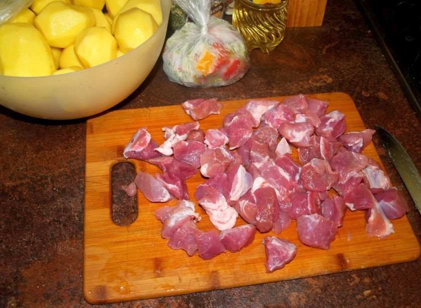 1. Этап. Свинина, тушенная с укропом: 2. В моем случае была мякоть. Нарезаем ее кубиками небольшого размера и отправляем жариться. Это можно делать на сковороде, а можно прямо в кастрюле, в которой будете тушить мясо.