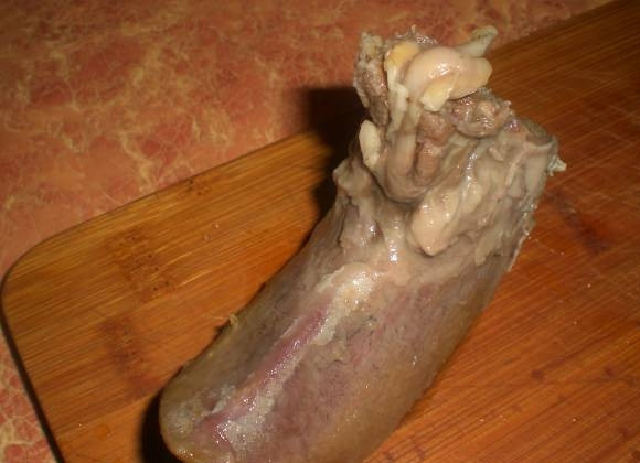 1. Этап. Салат пикантный с языком: Свиной язык отварите до готовности, затем почистите и порежьте его тонкими продолговатыми брусками.