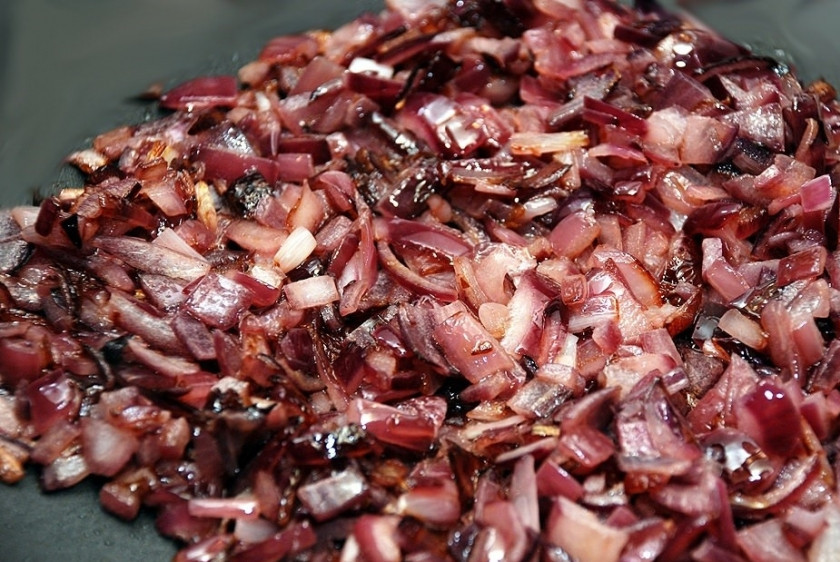 1. Этап. Гуляш из мраморной говядины: Лук порежьте мелкими кубиками, растопите в казане или глубокой сковороде масло сливочное, обжарьте на нём лук до мягкого состояния и золотистого цвета.