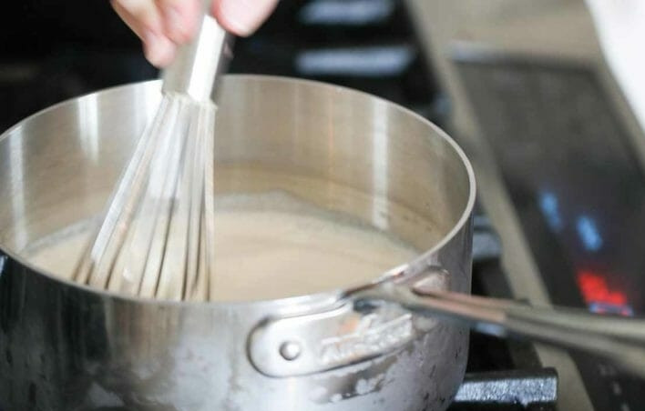 1. Этап. Классический десерт Крем-брюле: 3. В сотейник налейте жирные сливки, добавьте 4 соловые ложки сахара, семена ванили, стручок, соль. Варите до закипания на среднем огня. Сразу после закипания уберите сотейник с огня и оставьте на 15 минут.