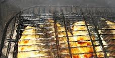 1. Этап. Скумбрия на гриле: Решетку гриля слегка смазываем маслом и выкладываем на нее филе.Жарим на не очень горячих углях минут 15. В процессе жарки сбрызгиваем филе красным вином.