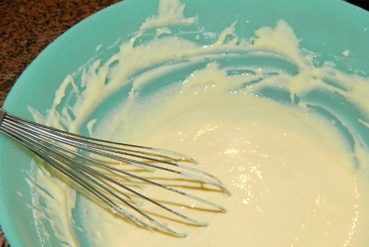 1. Этап. Быстрые блины на молоке: Теперь к яйцам добавим половину от необходимой по рецепту порции молока и муку. Всё тщательно перемешиваем венчиком.