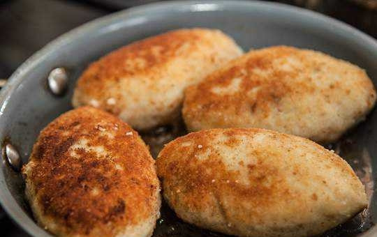 1. Этап. Рыбные зразы: И обжарьте с обеих сторон по 4-5 минут, до золотистого цвета. Приятного аппетита!