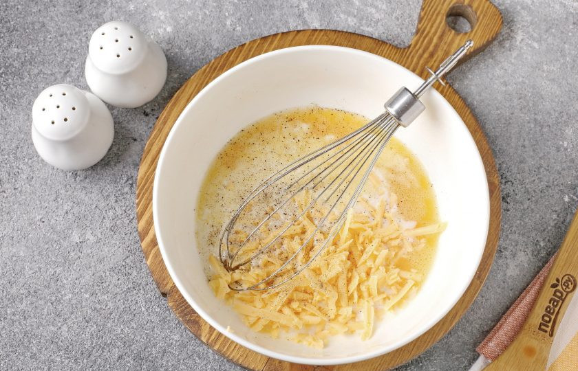 1. Этап. Омлет с брокколи в микроволновке: Добавьте молоко, тёртый сыр и перец по вкусу.