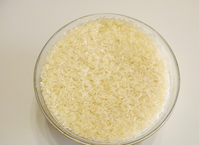 1. Этап. Плов: 5. Переберите рис от порченых зерен. Промойте тщательно под проточной водой и замочите его на время.