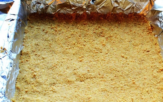 1. Этап. Лимонно-мятный барс: 2. В застеленный фольгой противень поместите тесто из печенья.