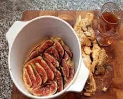 1. Этап. Гусиная печень по-французски Фуа-гра: 4. Половину печени выложить плотно в форму для запекания. Сверху на печень положить дольки инжира. Накрыть оставшейся печенью и залить коньяком и вином. Теперь нужно плотно прижать печень.