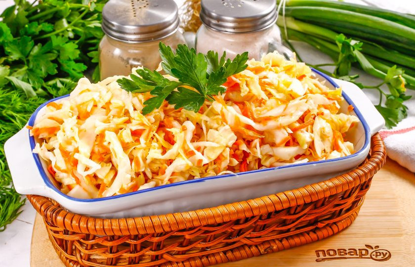 1. Этап. Молодая квашеная капуста: Выложите квашеную молодую капусту на пиалы или на блюдо, сбрызните растительным маслом и подайте к столу. Если не любите слишком соленый продукт, то предварительно промойте закуску в воде и лишь затем сбрызните маслом.