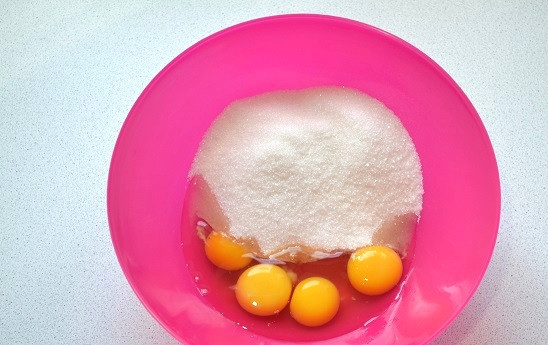 1. Этап. Торт Витязь: Яйца соединяем с сахаром и взбиваем до пышности.