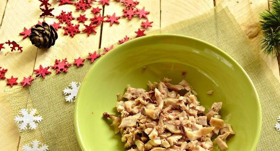 1. Этап. Новогодняя закуска Мешочки Деда Мороза: Сделайте начинку. Измельчите курицу. Смешайте её с отварным рисом.