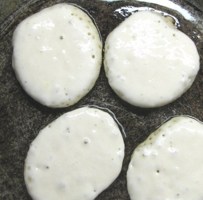 1. Этап. Оладушки из простокваши: 3. На сковороду налейте немного растительного масла и поставьте на огонь. Ложкой выкладывайте тесто и жарьте на среднем огне под крышкой.