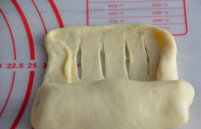1. Этап. Пирог из рулетиков с разными начинками: На конце лепешки сделайте вертикальные надрезы, примерно по 2 см.