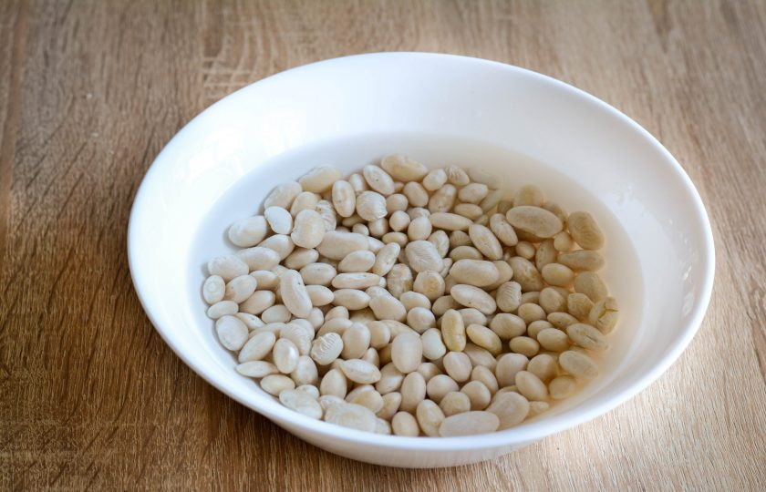 1. Этап. Гречка с фасолью: 2. На ночь замочите фасоль в воде комнатной температуры – так фасоль быстрее сварится.
