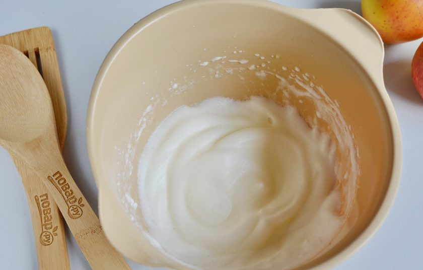 1. Этап. Воздушный творожный пирог с яблоками: Яичные белки взбейте до устойчивых пиков со щепоткой соли.