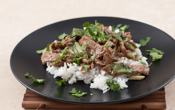 1. Этап. Говядина с базиликом: На тарелку выкладываем рис, сверху выкладываем говядину и подаем к столу.