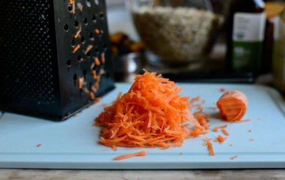 1. Этап. Овсяная каша в духовке: 2. Очищенную морковь натрите на тёрке.